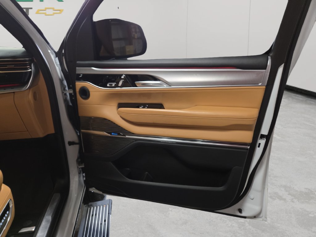 Used 2023 Jeep Grand Wagoneer Series III AWD/4WD image 56