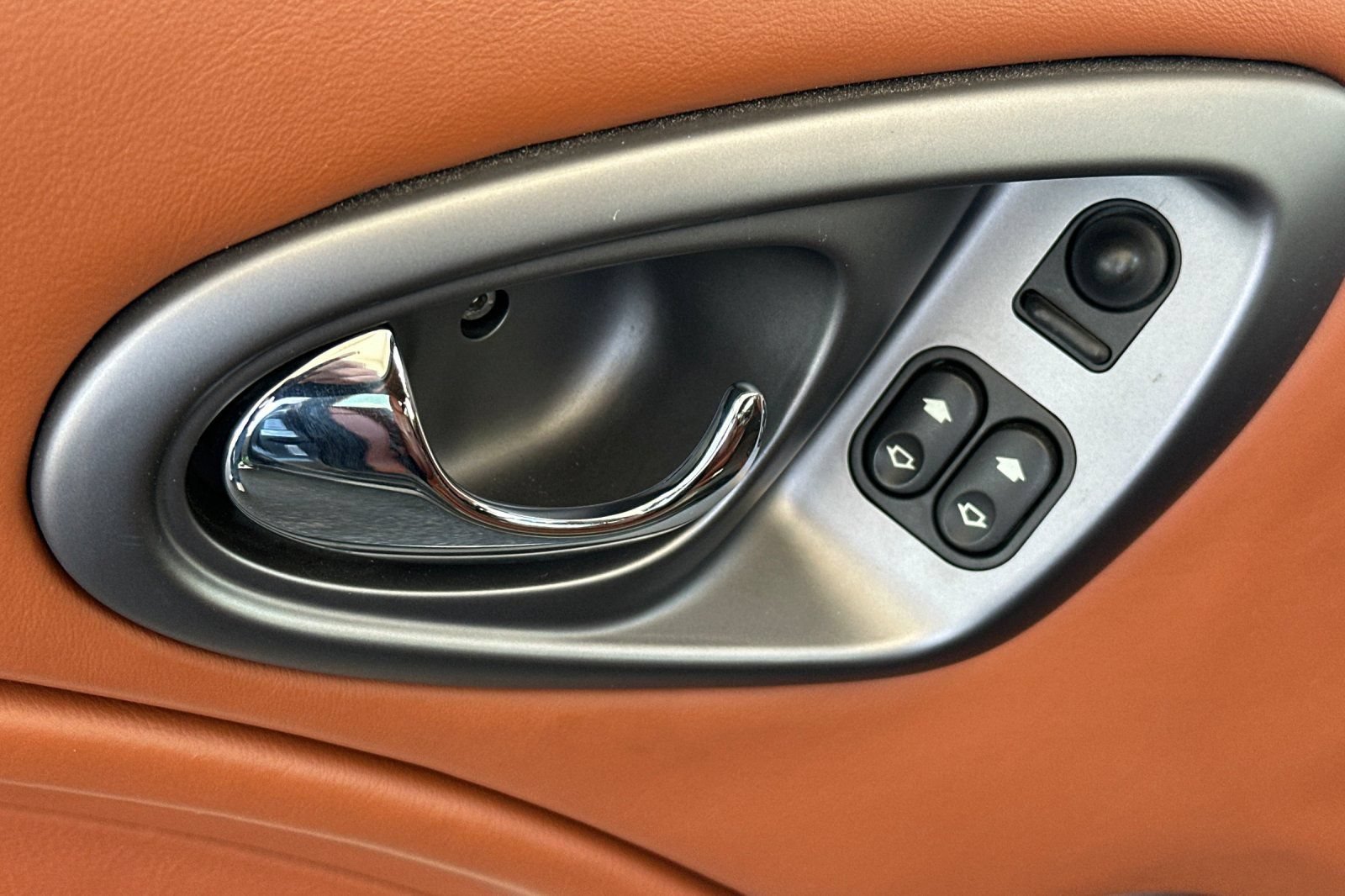 Used 2004 Aston Martin Vanquish RWD image 13