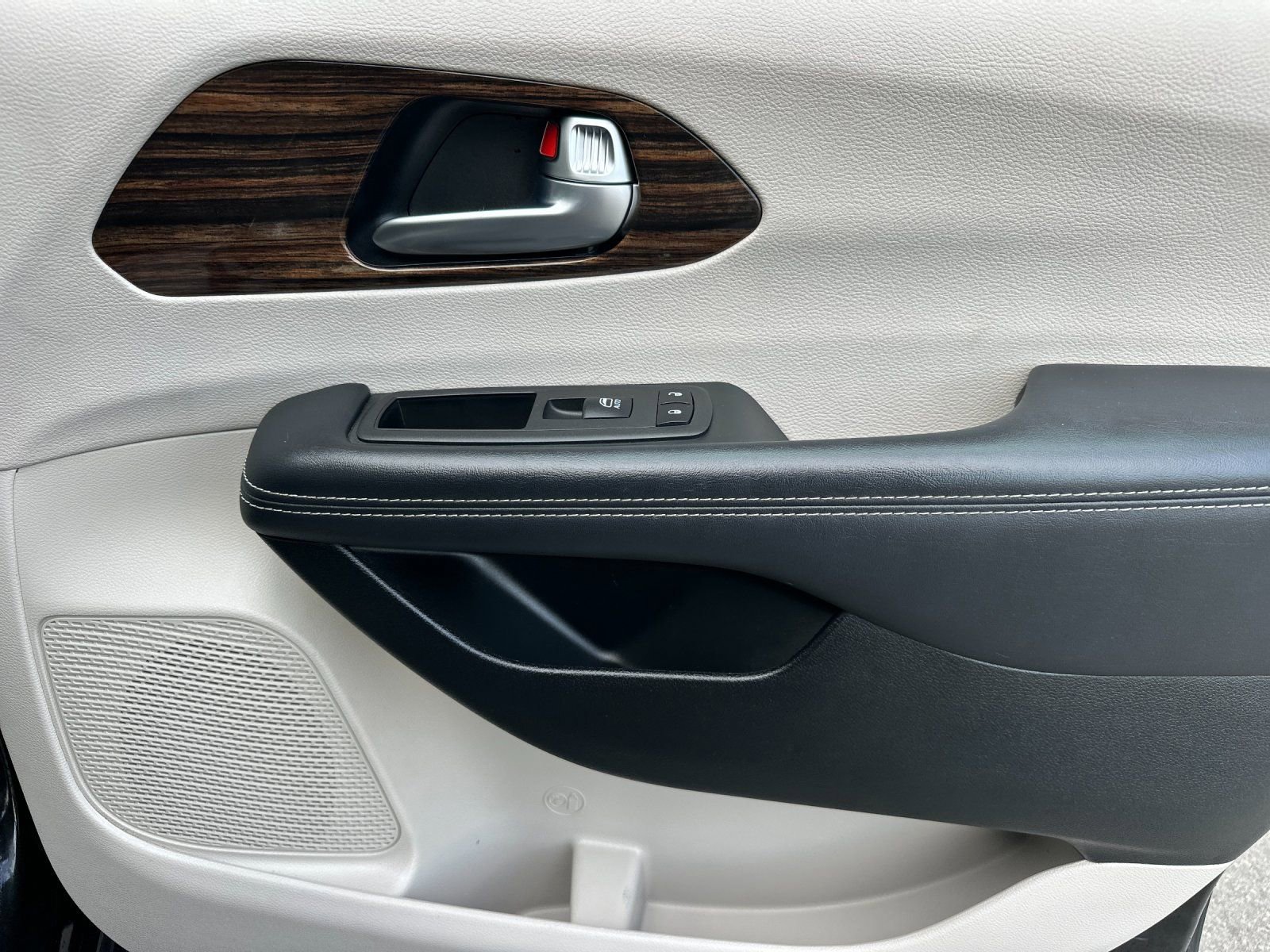 Used 2023 Chrysler Pacifica Limited image 19