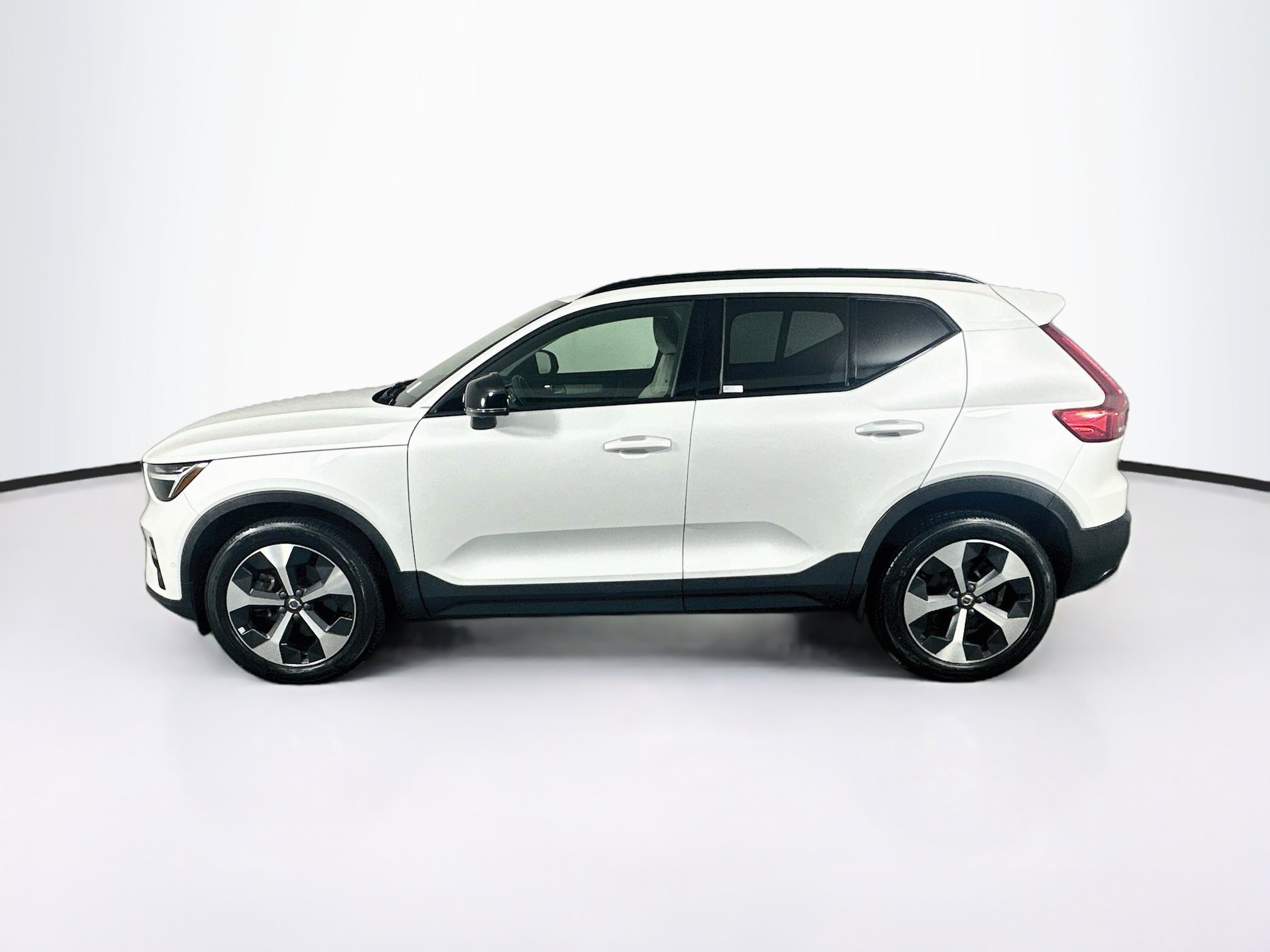 Used 2023 Volvo XC40 B4 Ultimate FWD image 4