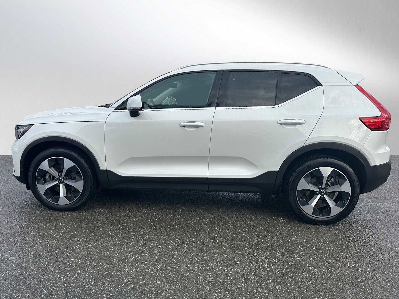 Used 2025 Volvo XC40 B5 Core w/ Climate Package image 6
