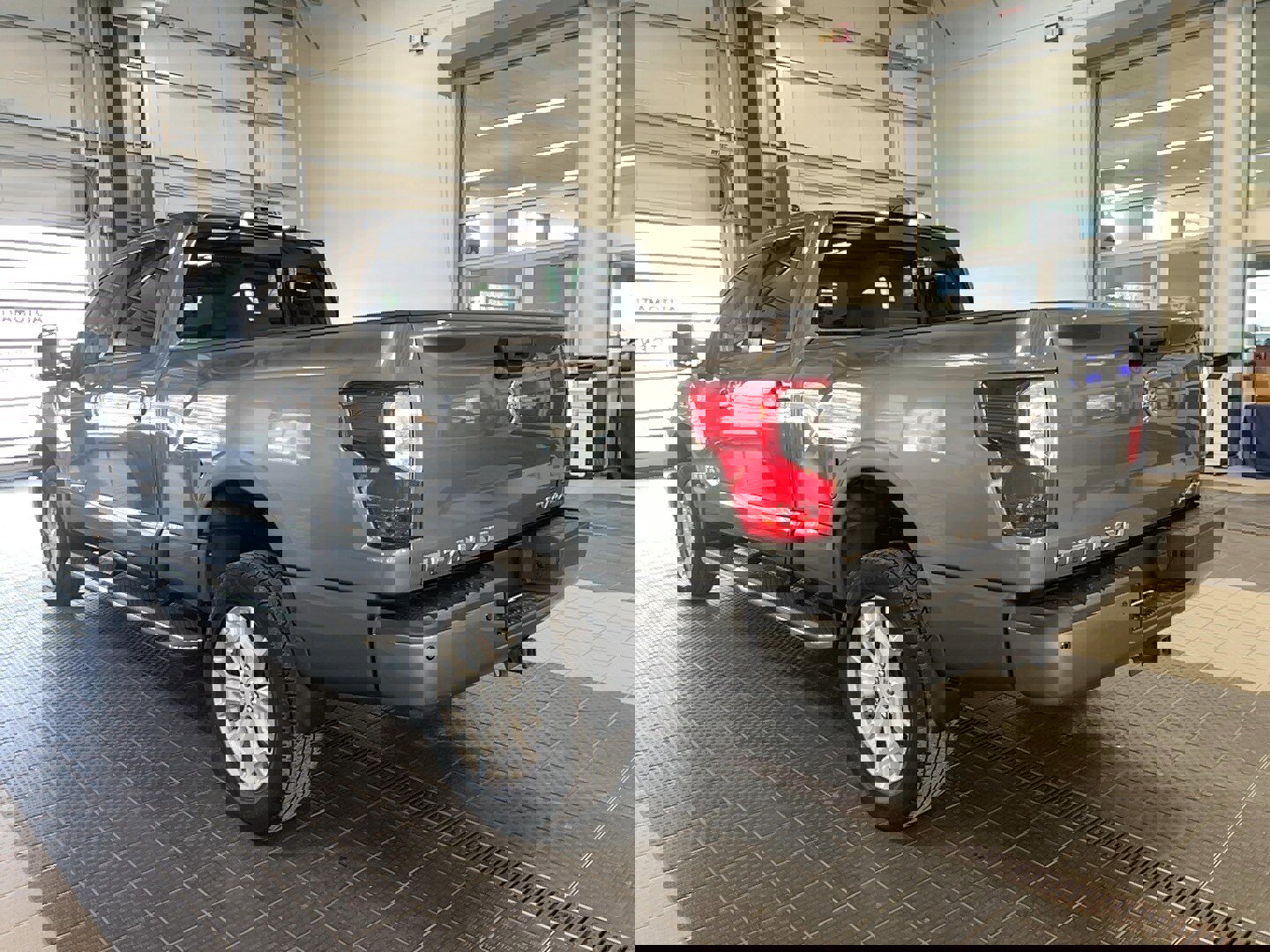 Used 2019 Nissan Titan SV w/ SV Convenience Package image 18