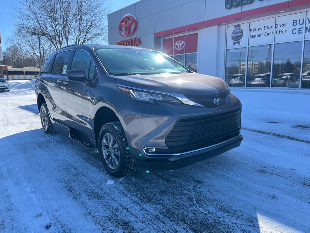 Used 2023 Toyota Sienna XLE image 8