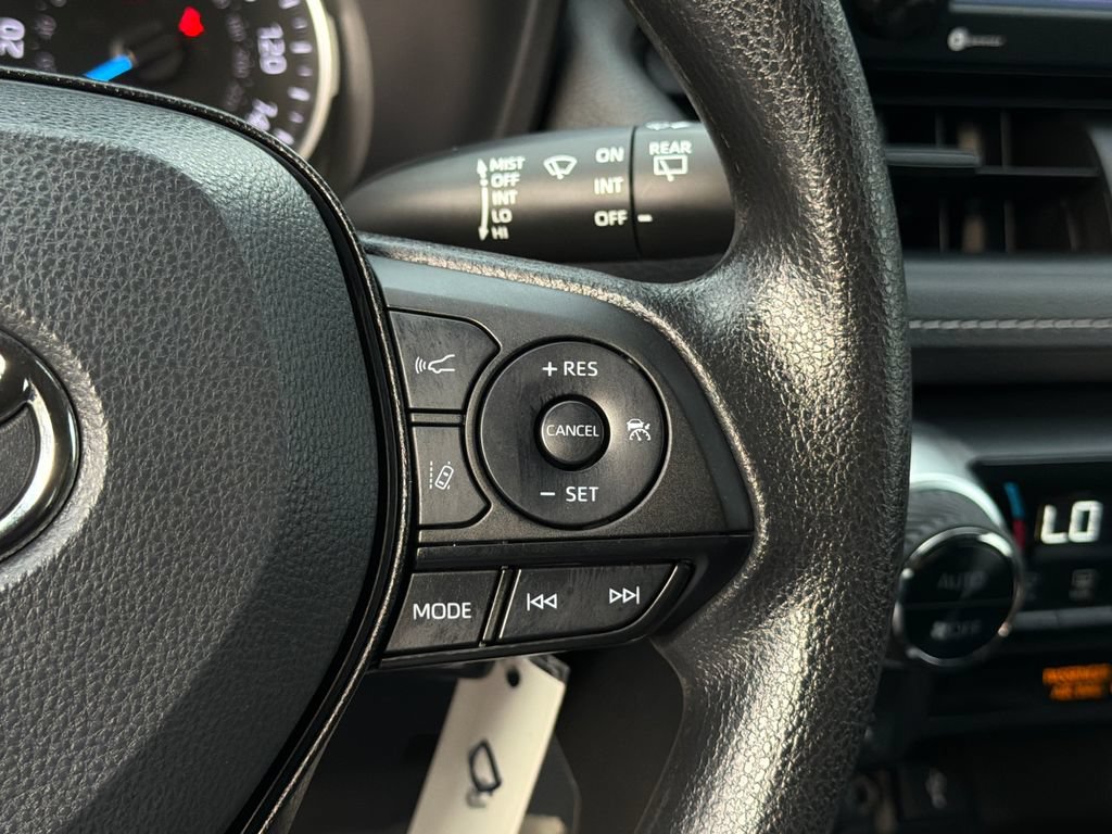 Used 2022 Toyota RAV4 LE AWD/4WD image 25