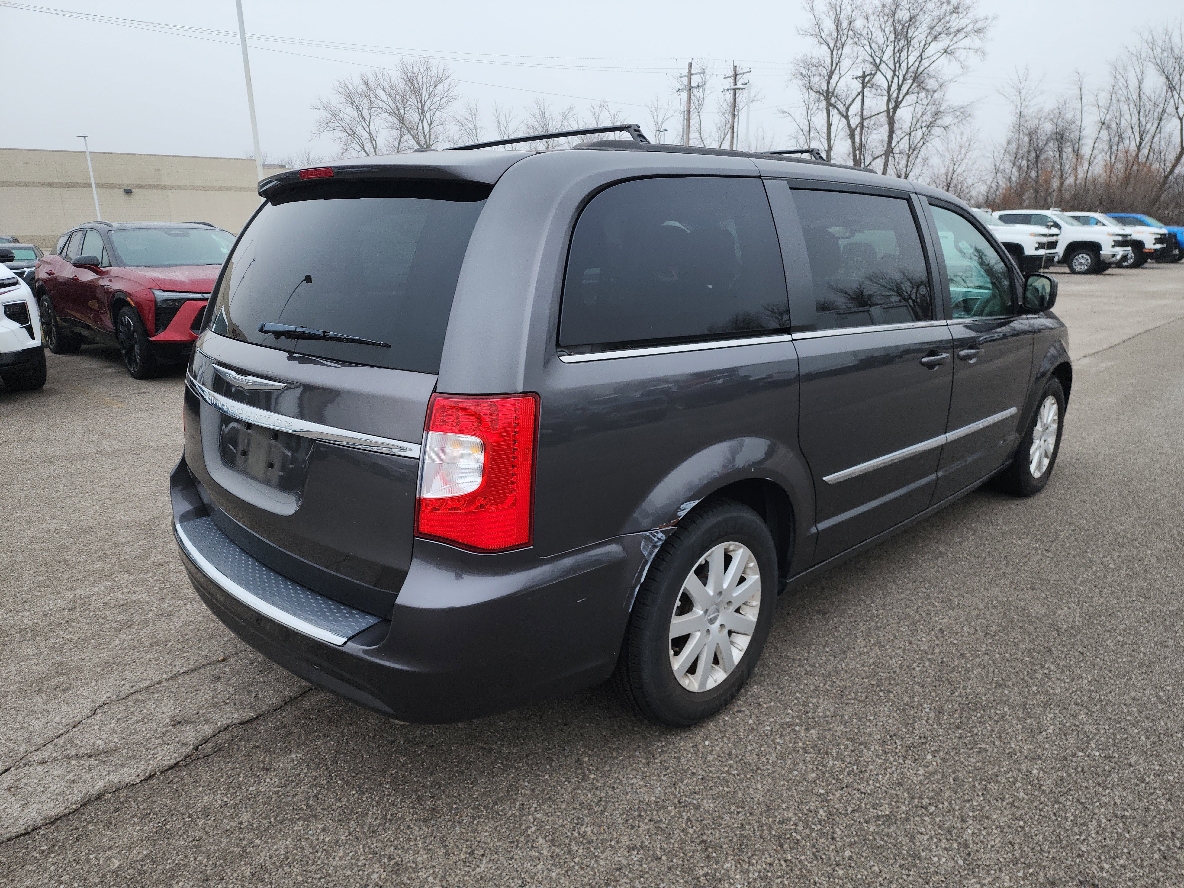 Used 2016 Chrysler Town & Country Touring image 3