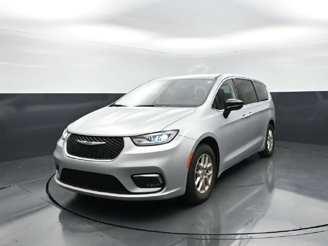 Used 2024 Chrysler Pacifica Touring-L FWD image 4