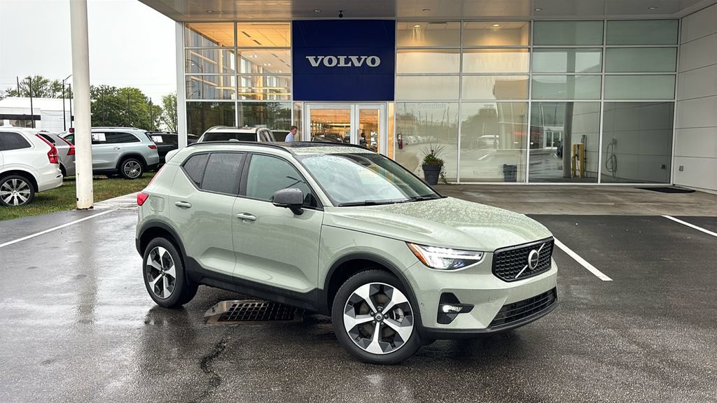 Used 2023 Volvo XC40 B5 Plus w/ Climate Package AWD/4WD image 2