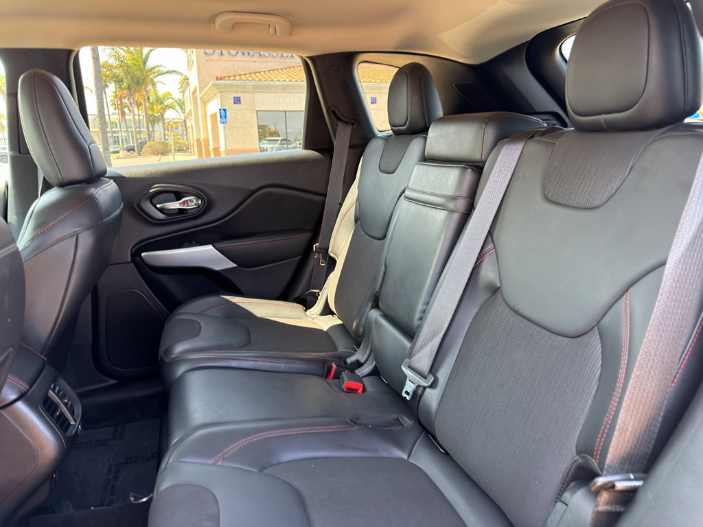 Used 2018 Jeep Cherokee Trailhawk w/ Cold Weather Group AWD/4WD image 8