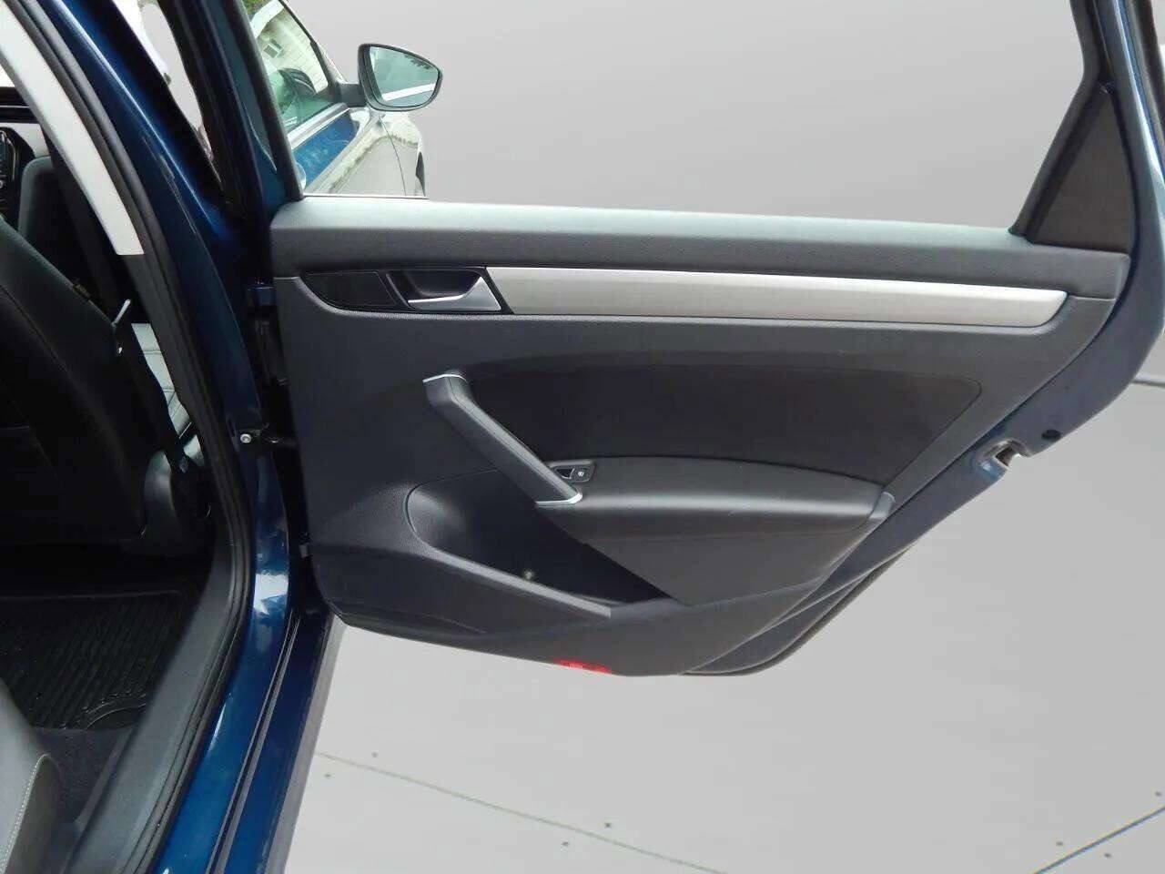 Used 2022 Volkswagen Passat 2.0T SE image 35