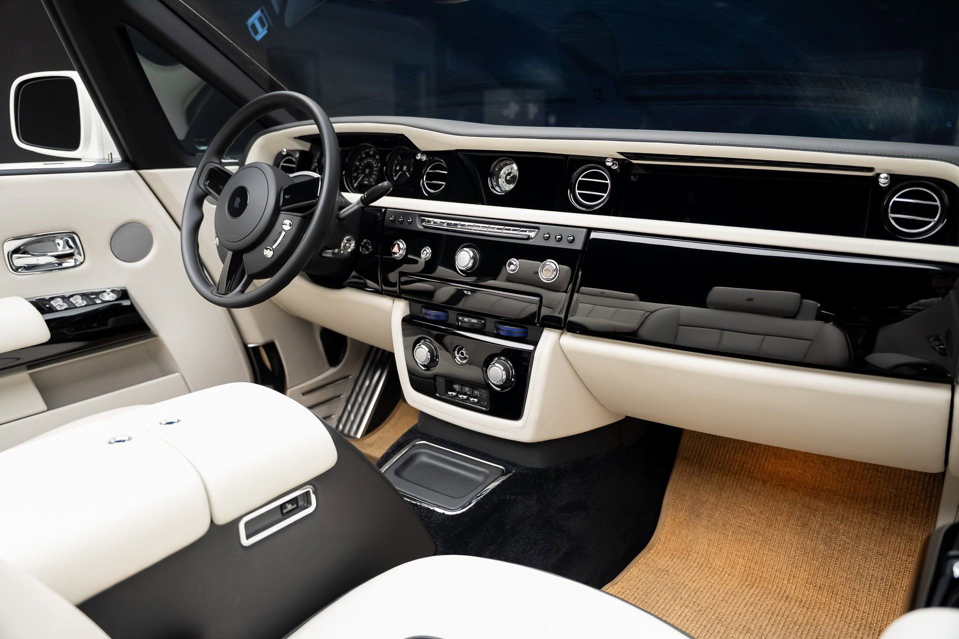 Used 2013 Rolls-Royce Phantom Drophead Coupe image 60