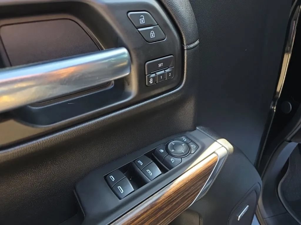 Used 2020 Chevrolet Silverado 1500 High Country w/ Technology Package AWD/4WD image 13