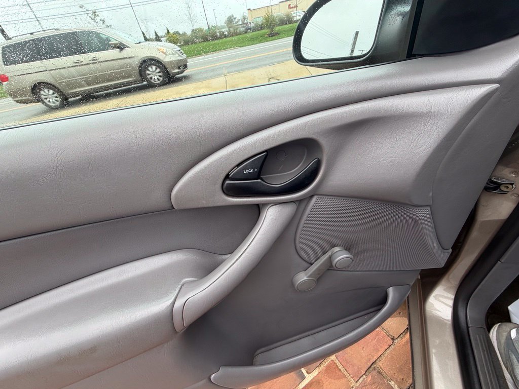 Used 2003 Ford Focus LX FWD image 10