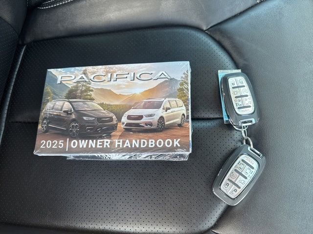 Used 2025 Chrysler Pacifica Select image 16