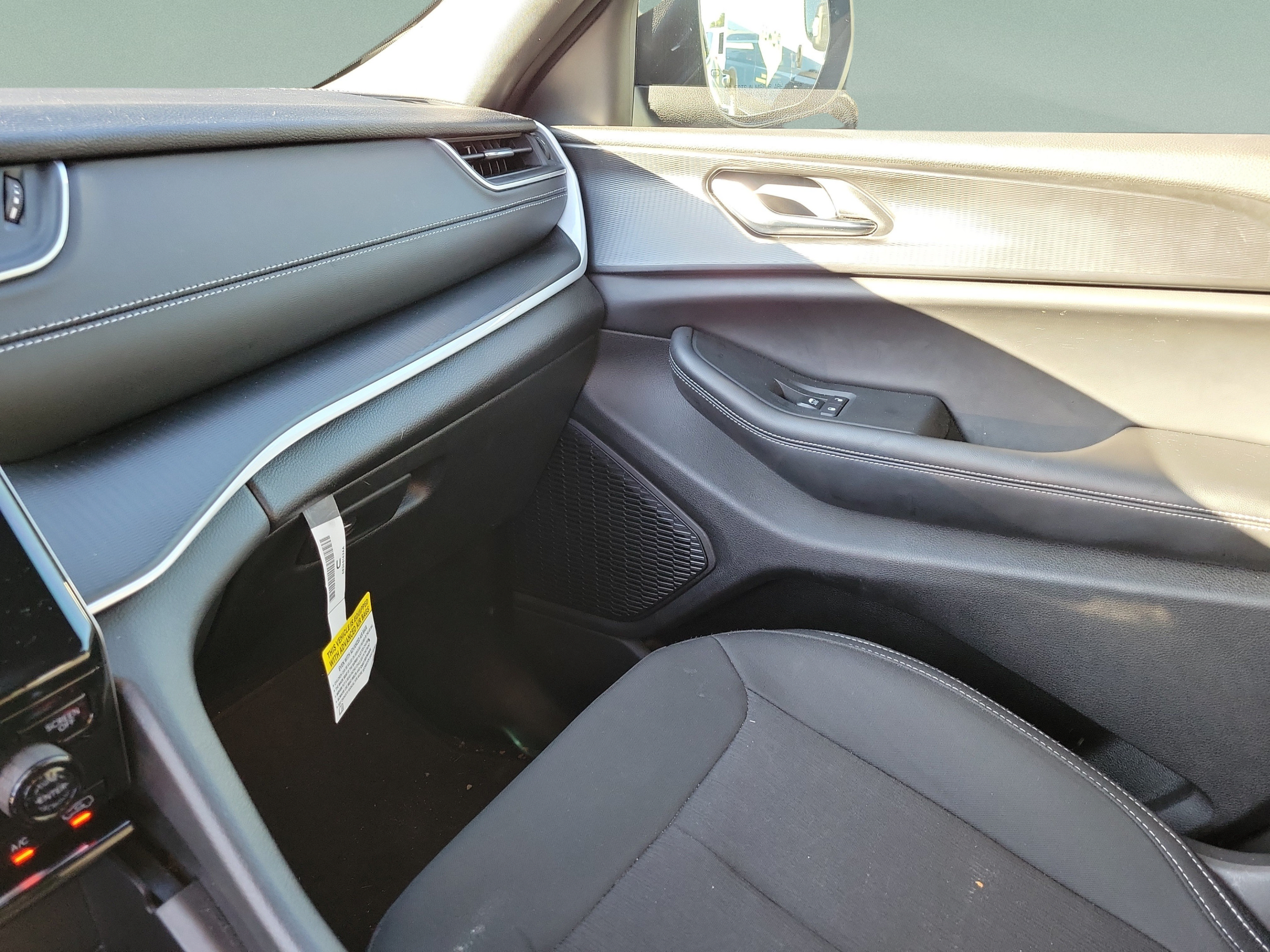 Certified 2025 Jeep Grand Cherokee Laredo RWD image 25
