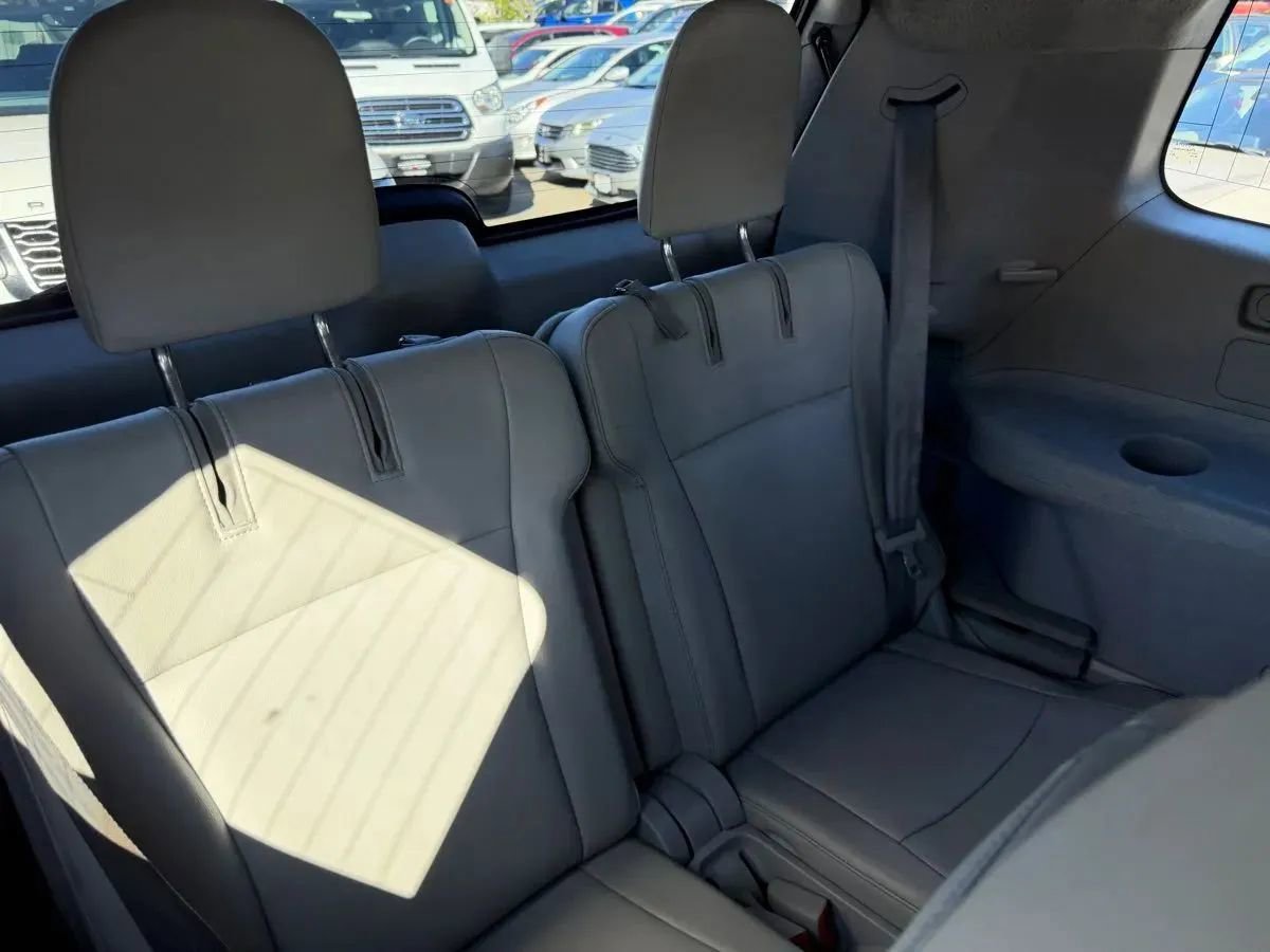 Used 2012 Toyota Highlander SE FWD image 12