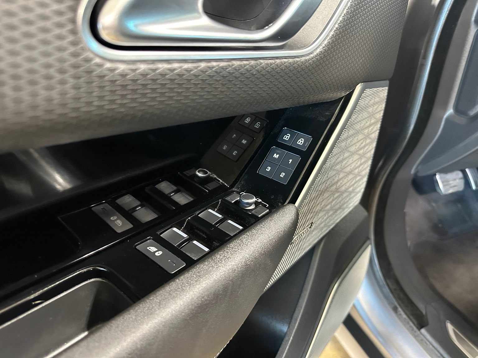 Used 2022 Land Rover Range Rover Velar R-Dynamic S AWD/4WD image 12