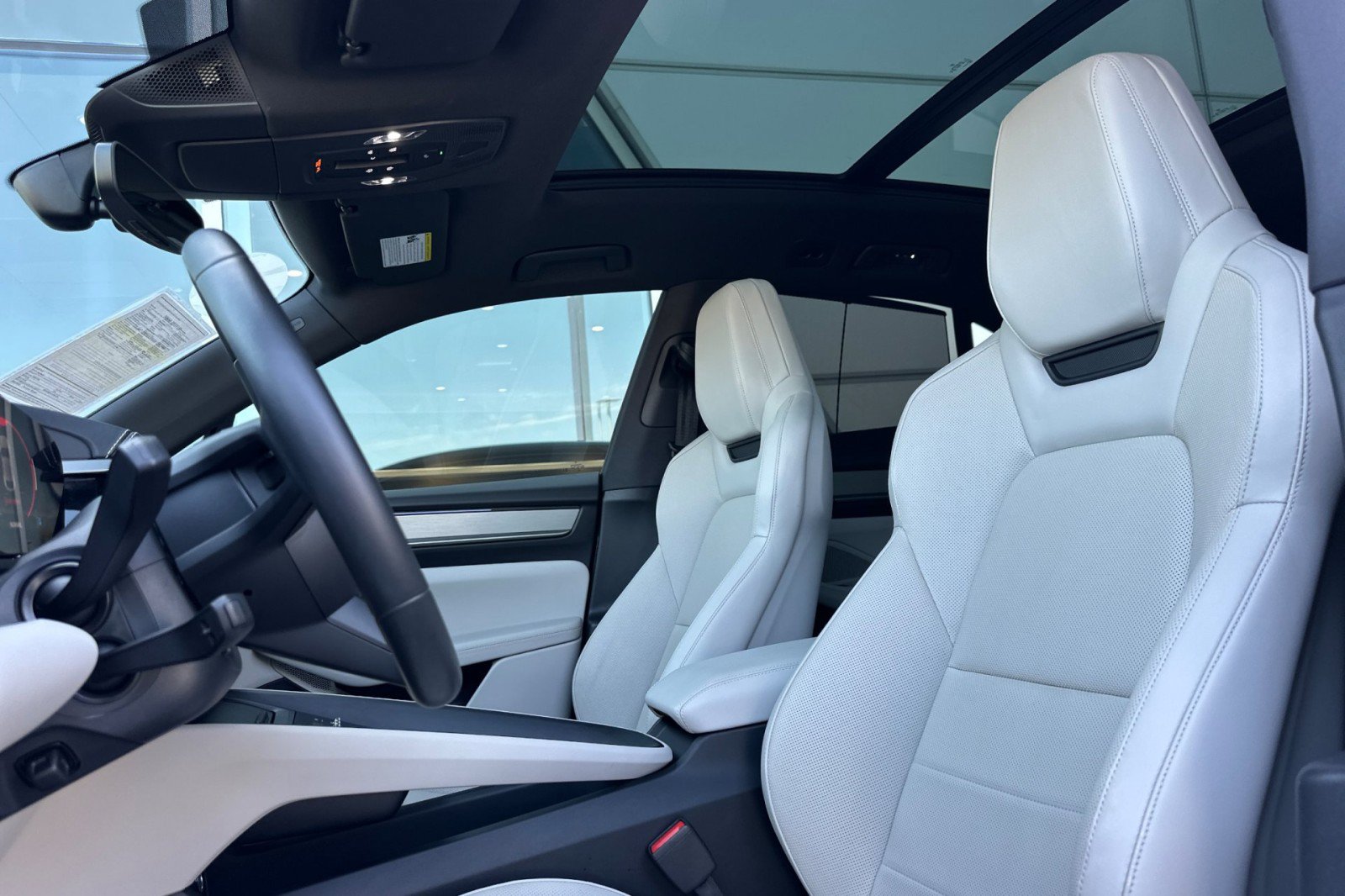 Certified 2024 Porsche Macan 4 Electric AWD/4WD image 5