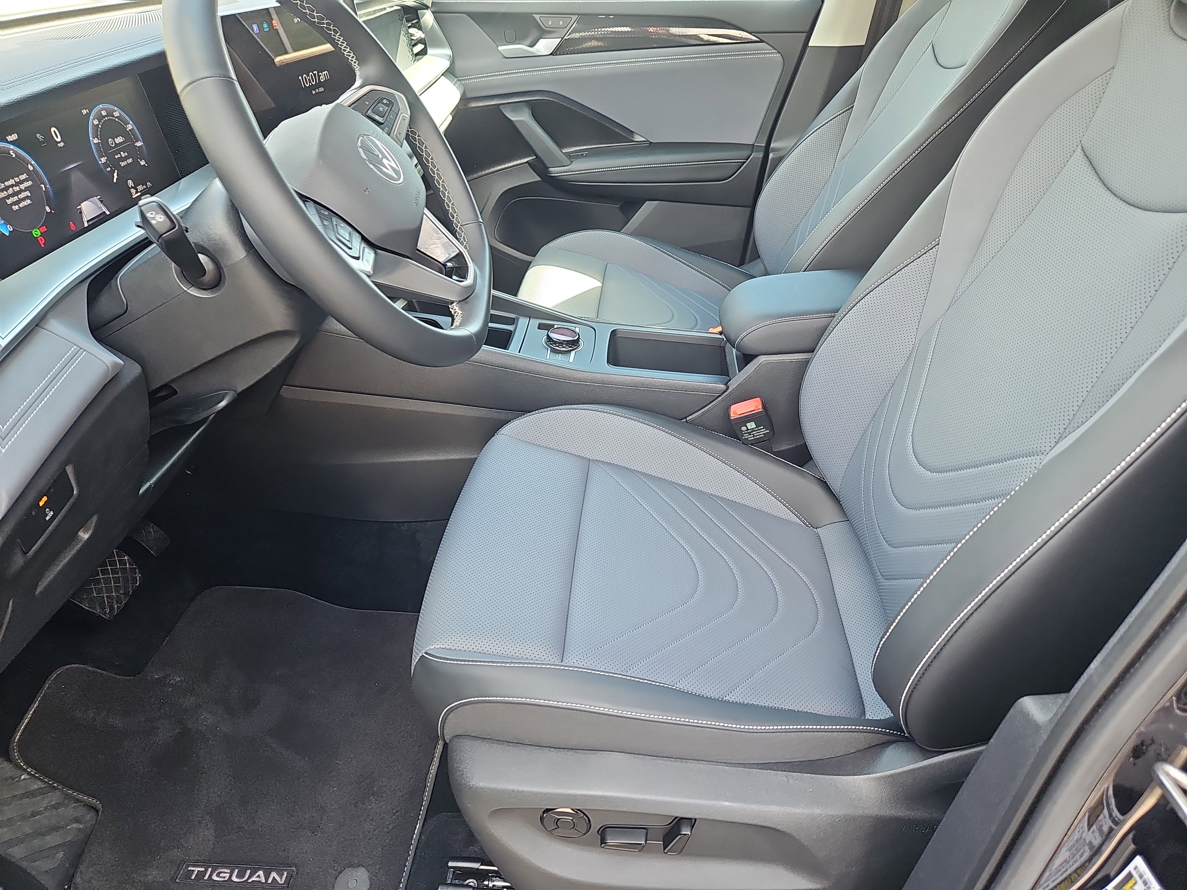 Used 2025 Volkswagen Tiguan SE image 29