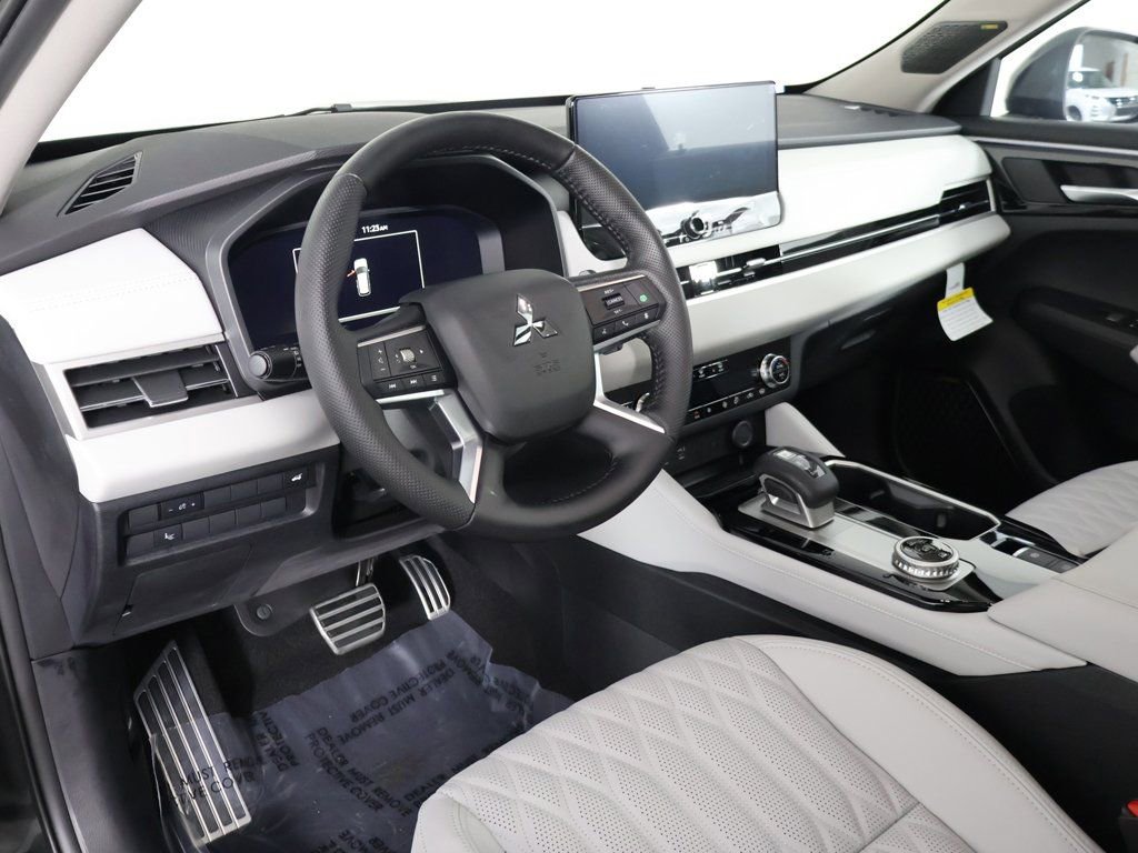 New 2025 Mitsubishi Outlander AWD image 34