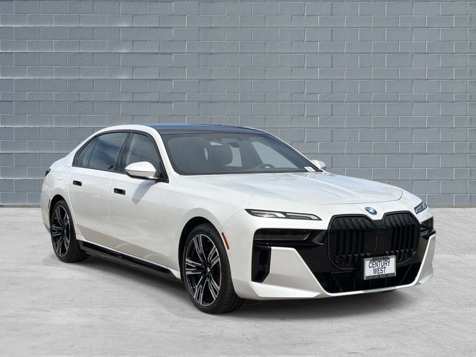 Used 2026 BMW 750e xDrive AWD/4WD image 1