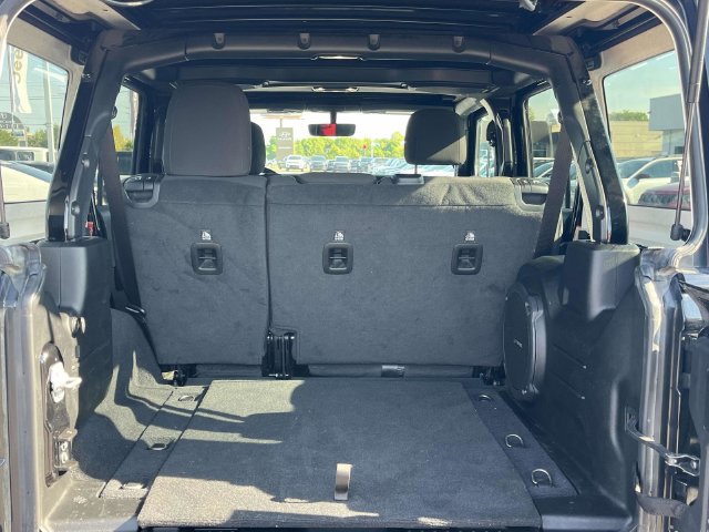 Used 2022 Jeep Wrangler Unlimited Sahara w/ Cold Weather Group AWD/4WD image 20