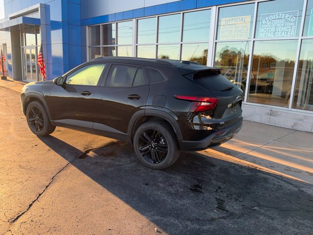 Used 2025 Chevrolet Trax ACTIV FWD image 2