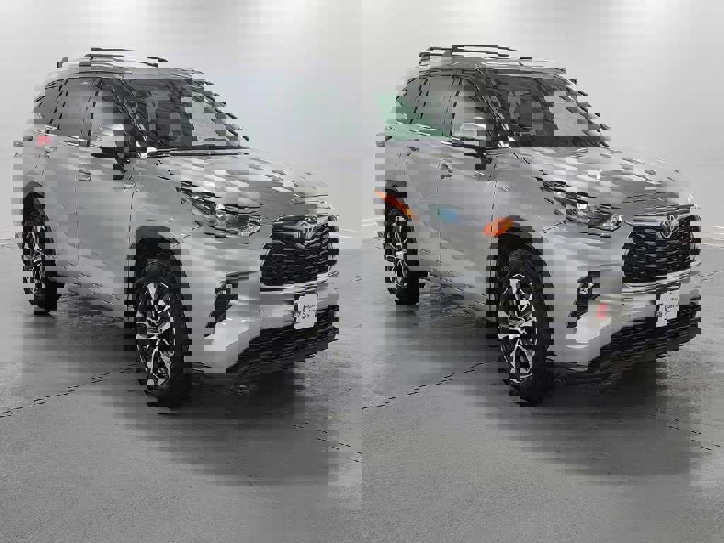 Certified 2021 Toyota Highlander XLE image 2