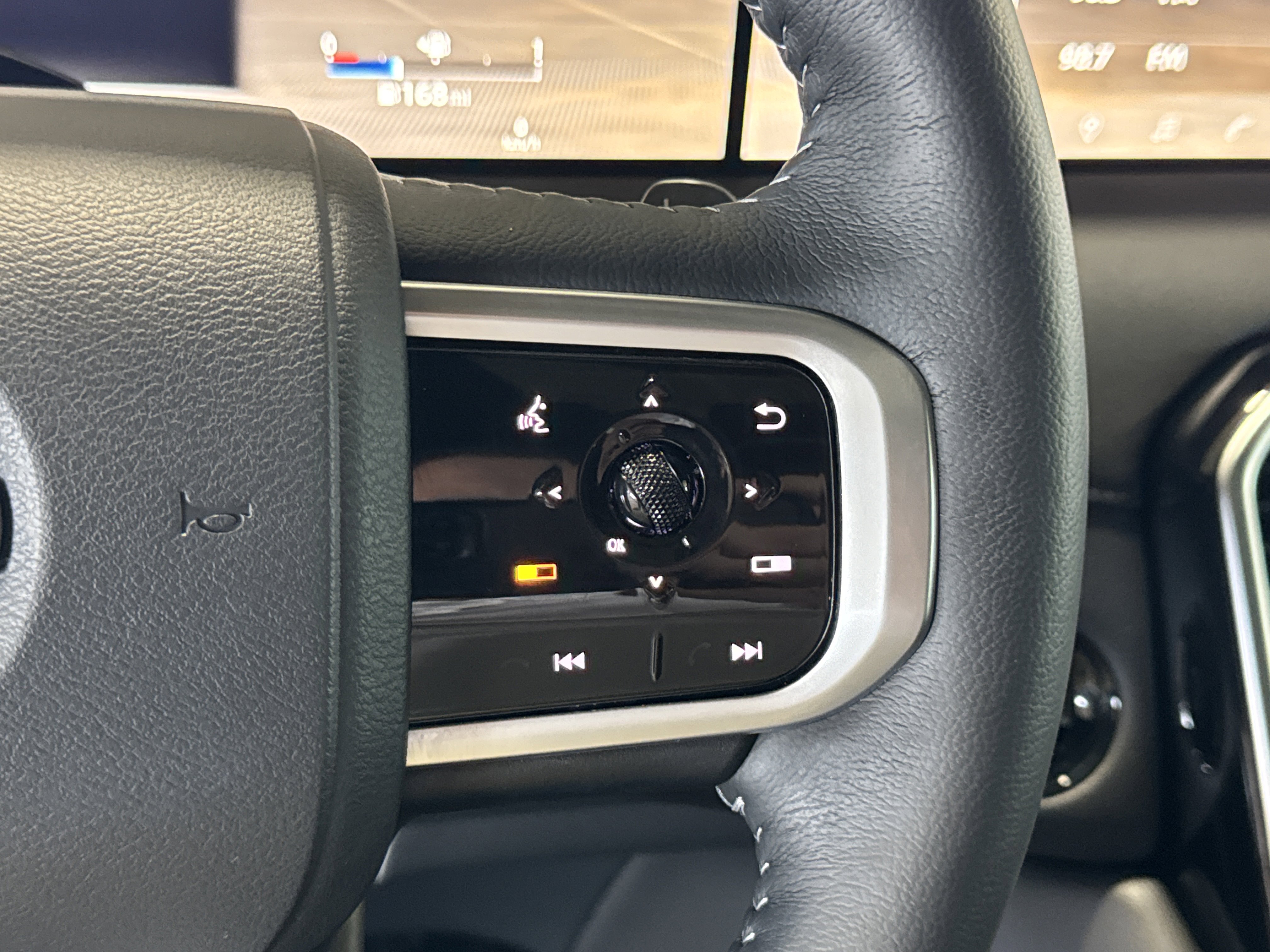 Used 2025 Nissan Armada Platinum image 11