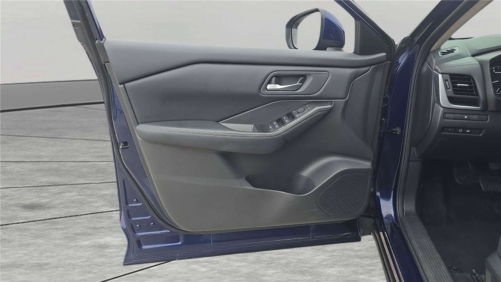 Used 2025 Nissan Rogue SV FWD image 12