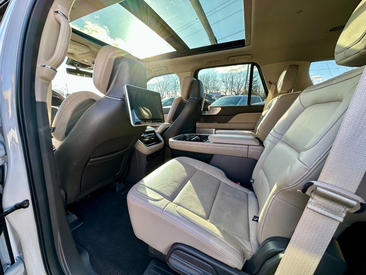 Used 2023 Lincoln Navigator Reserve image 12