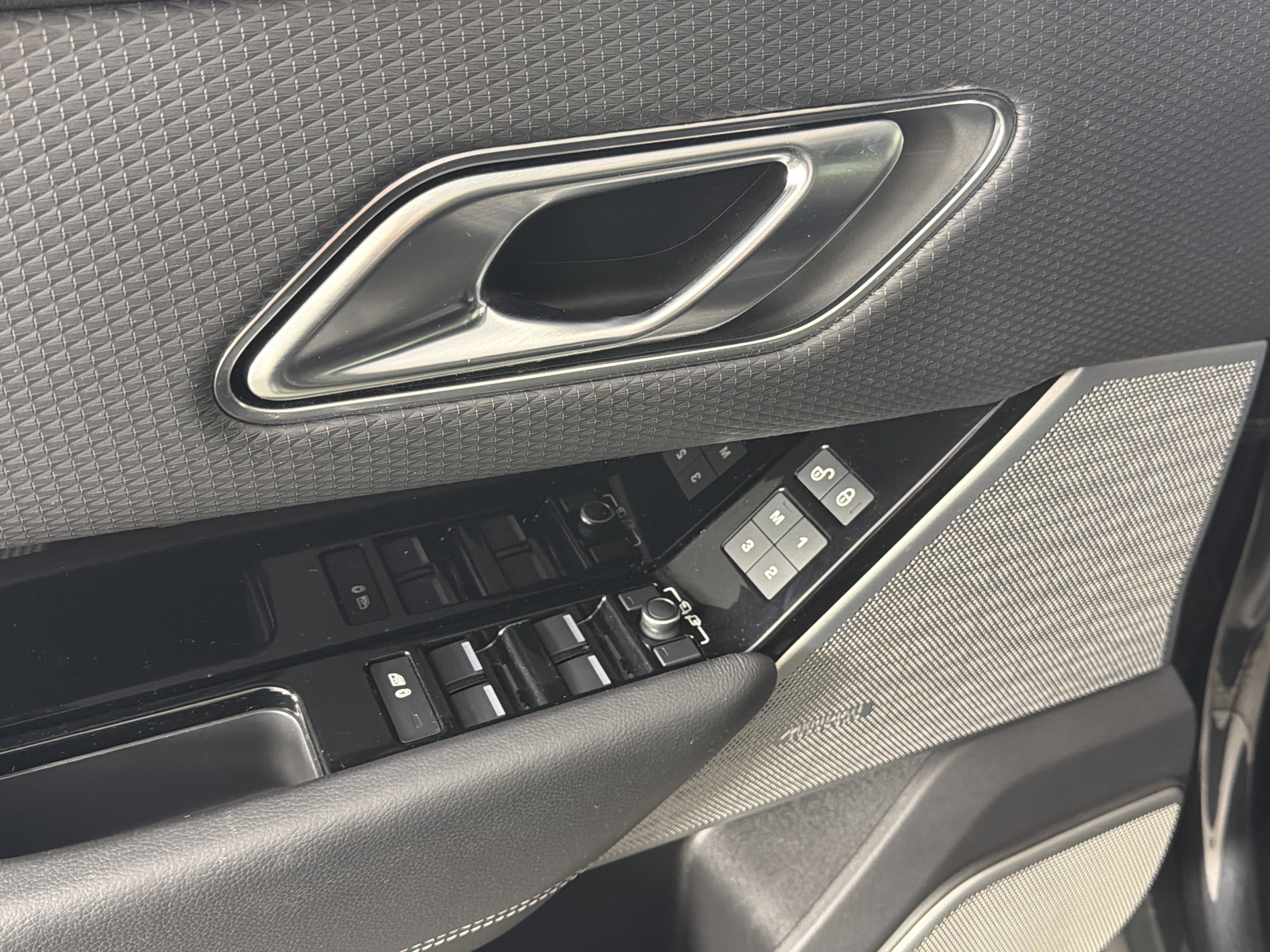 Used 2019 Land Rover Range Rover Velar R-Dynamic SE AWD/4WD image 6