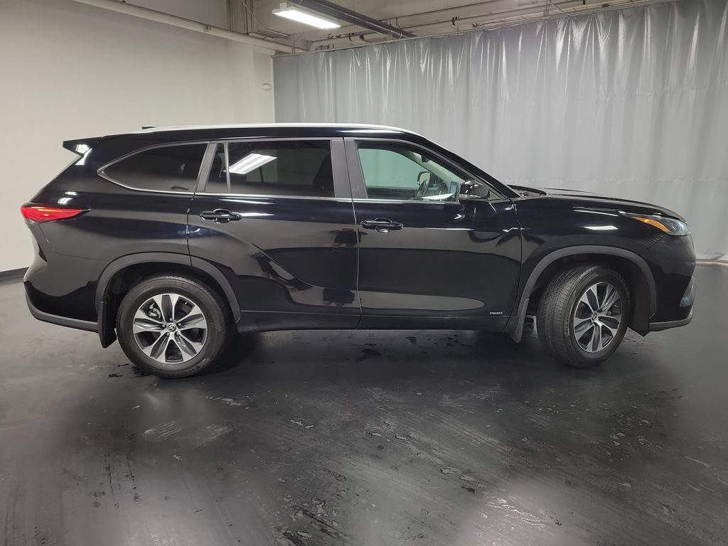 Used 2023 Toyota Highlander XLE AWD/4WD image 9