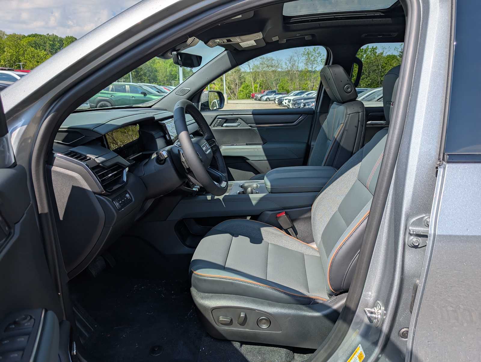 New 2026 GMC Acadia AT4 w/ Luxury Package AWD/4WD image 4