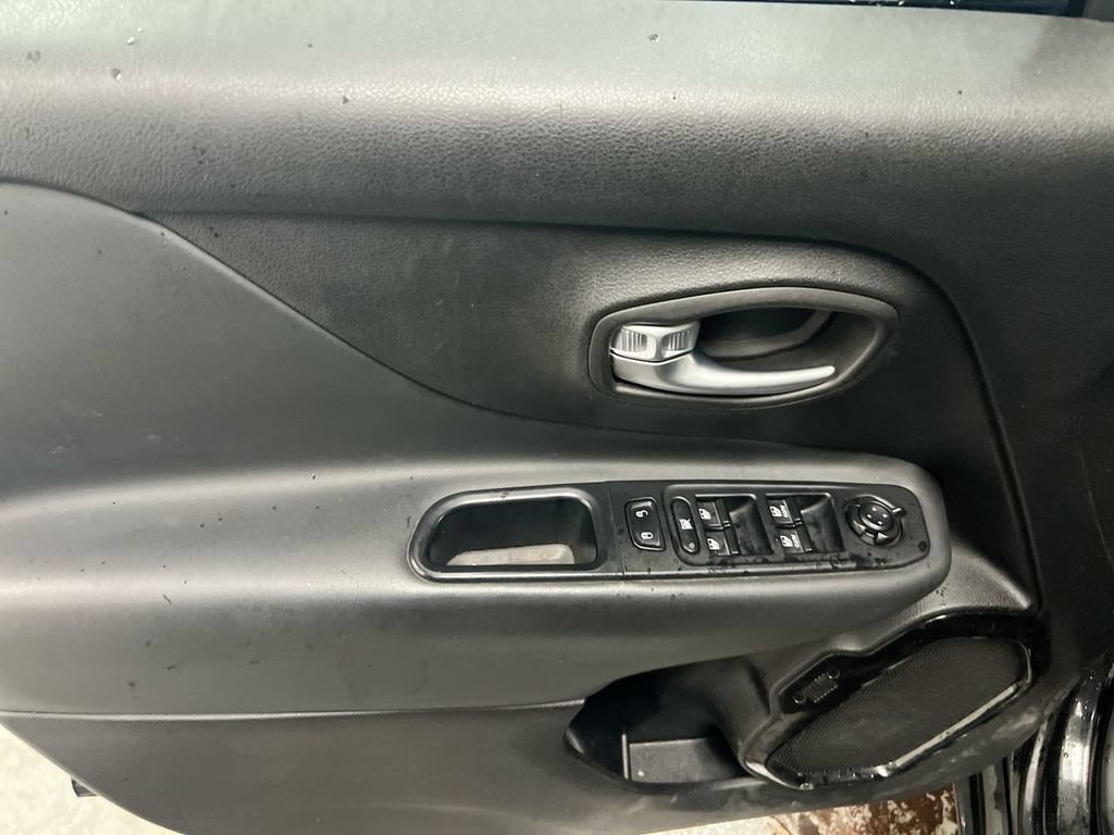 Used 2018 Jeep Renegade Altitude FWD image 20