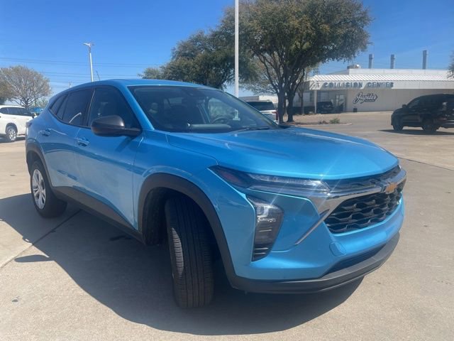 Used 2025 Chevrolet Trax LS image 3