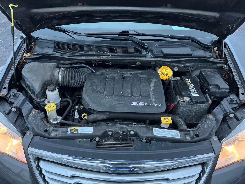 Used 2016 Chrysler Town & Country Touring w/ Driver Convenience Group image 22