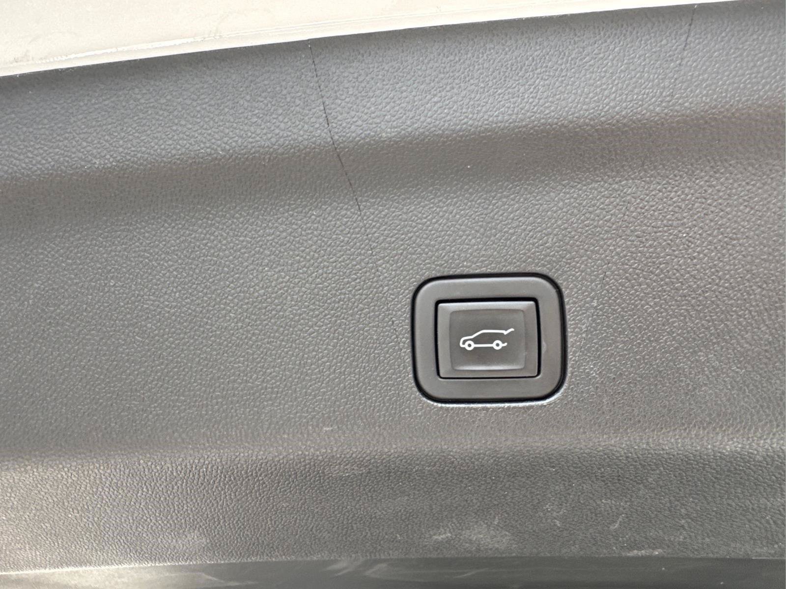 Used 2024 GMC Yukon AT4 w/ Technology Package AWD/4WD image 12