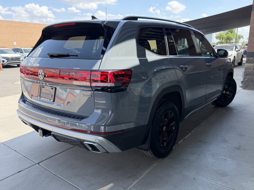Used 2025 Volkswagen Atlas Peak Edition SE AWD/4WD image 4