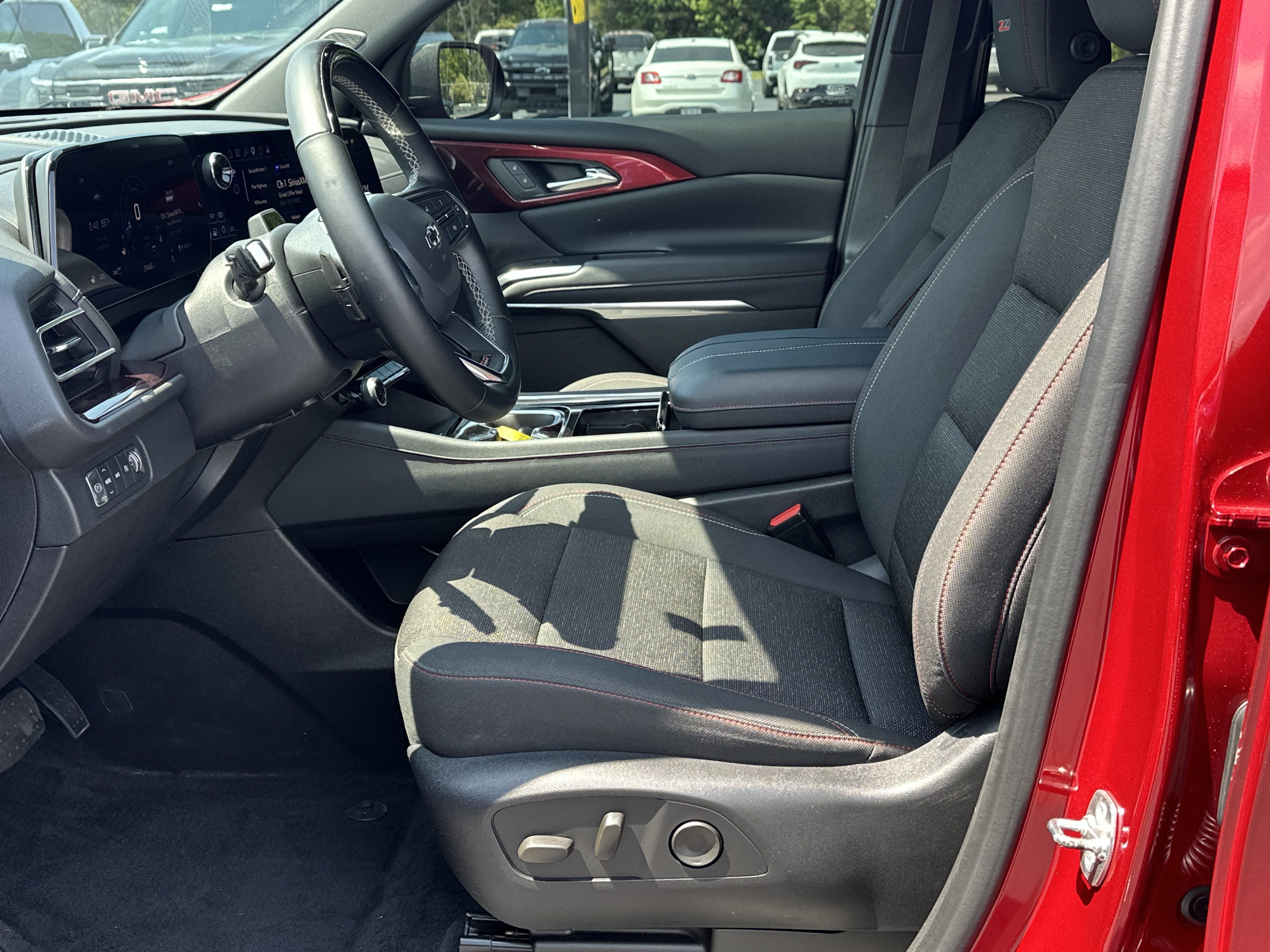 Used 2024 Chevrolet Traverse Z71 w/ Enhanced Driving Package AWD/4WD image 9