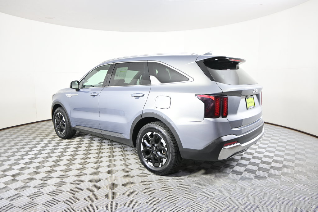 Used 2025 Kia Sorento S FWD image 4