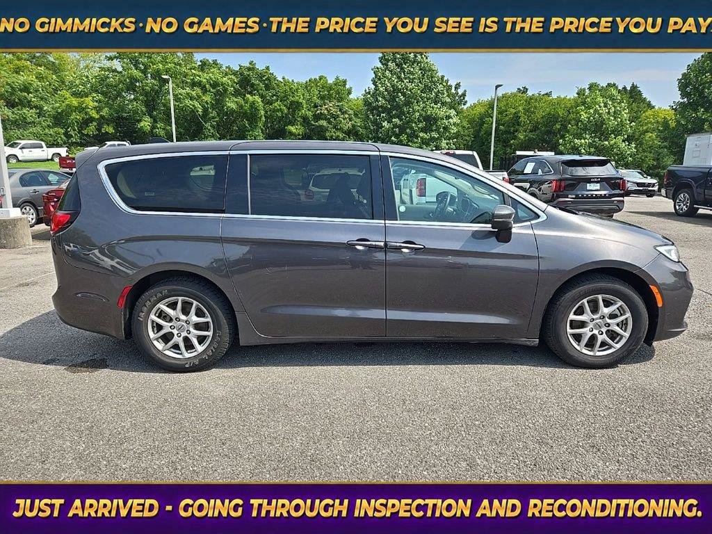 Used 2023 Chrysler Pacifica Touring-L FWD image 8