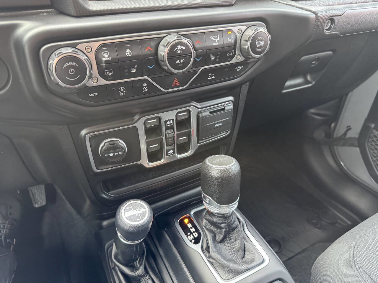 Used 2022 Jeep Gladiator Willys AWD/4WD image 14