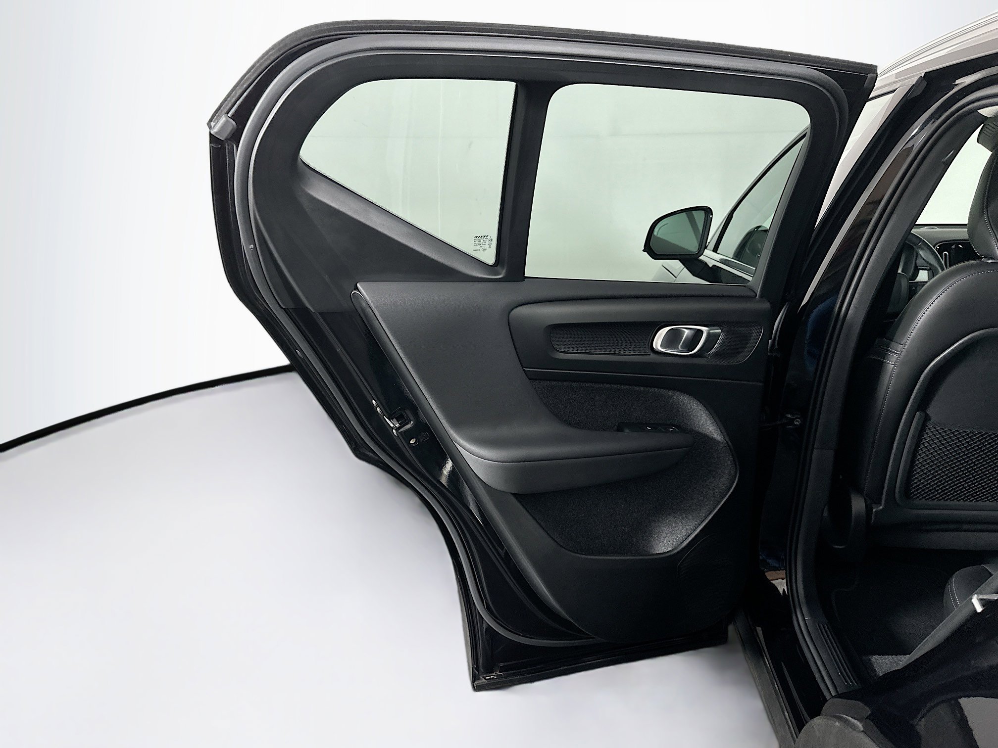 Used 2025 Volvo XC40 B5 Plus image 27