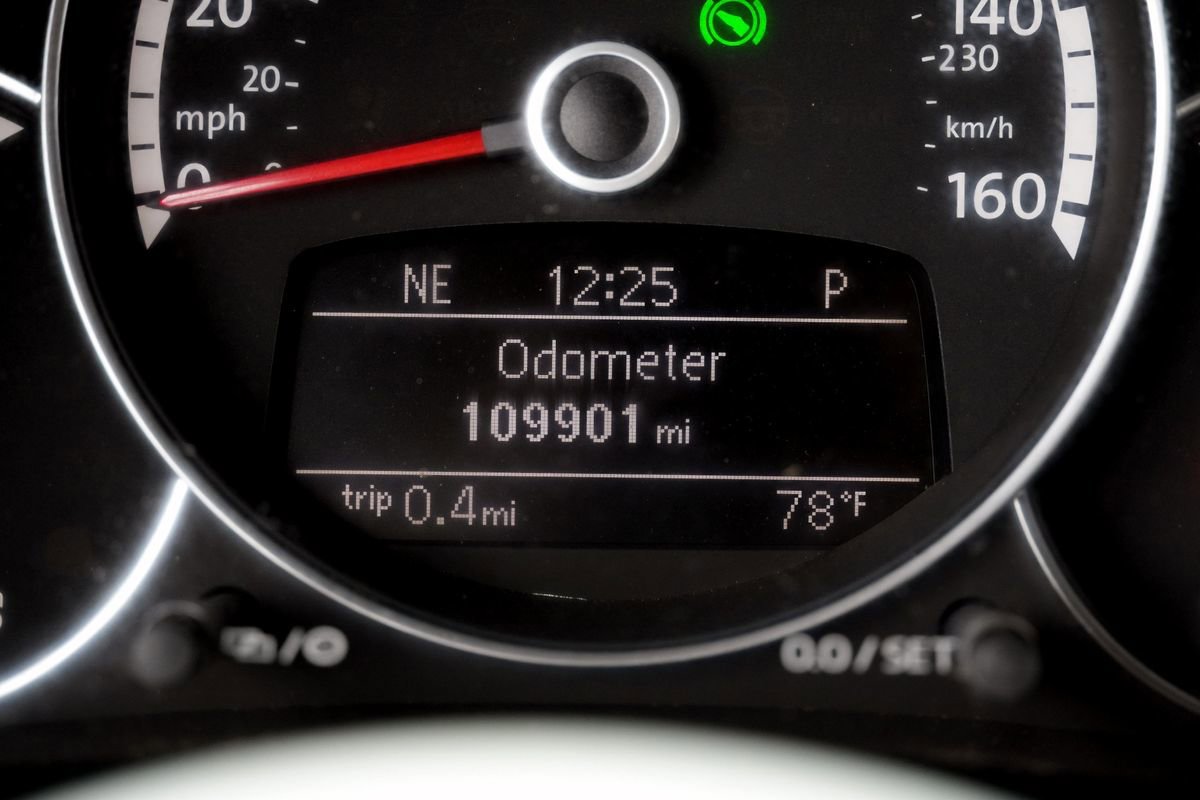 Used 2013 Volkswagen Beetle TDI FWD image 39