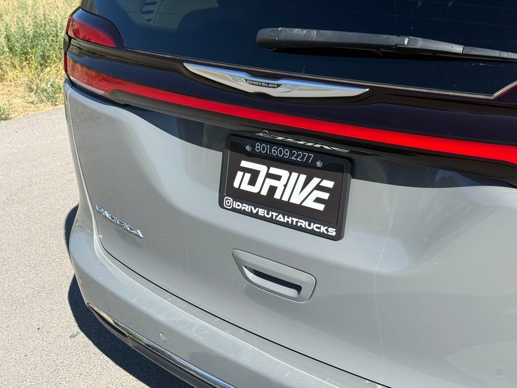 Used 2023 Chrysler Pacifica Touring-L FWD image 15