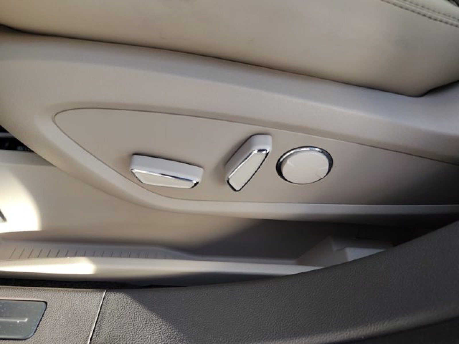 Used 2023 Lincoln Nautilus Reserve w/ Equipment Group 201A AWD/4WD image 12