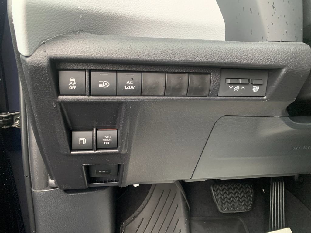 New 2026 Toyota Sienna XLE image 32