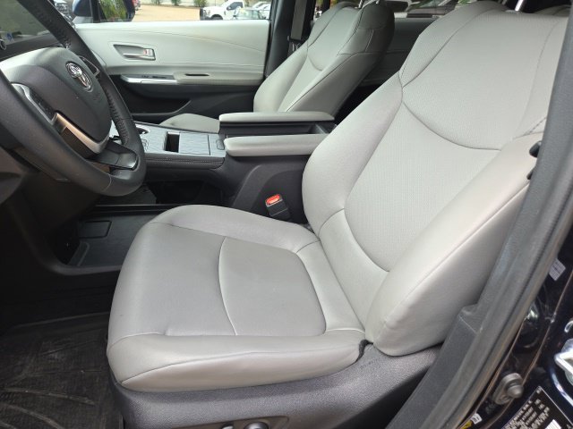 Used 2025 Toyota Sienna XLE FWD image 10