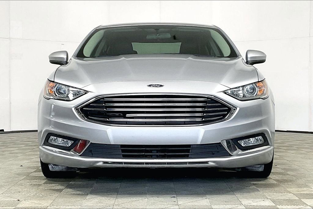 Used 2017 Ford Fusion SE w/ Equipment Group 201A image 3