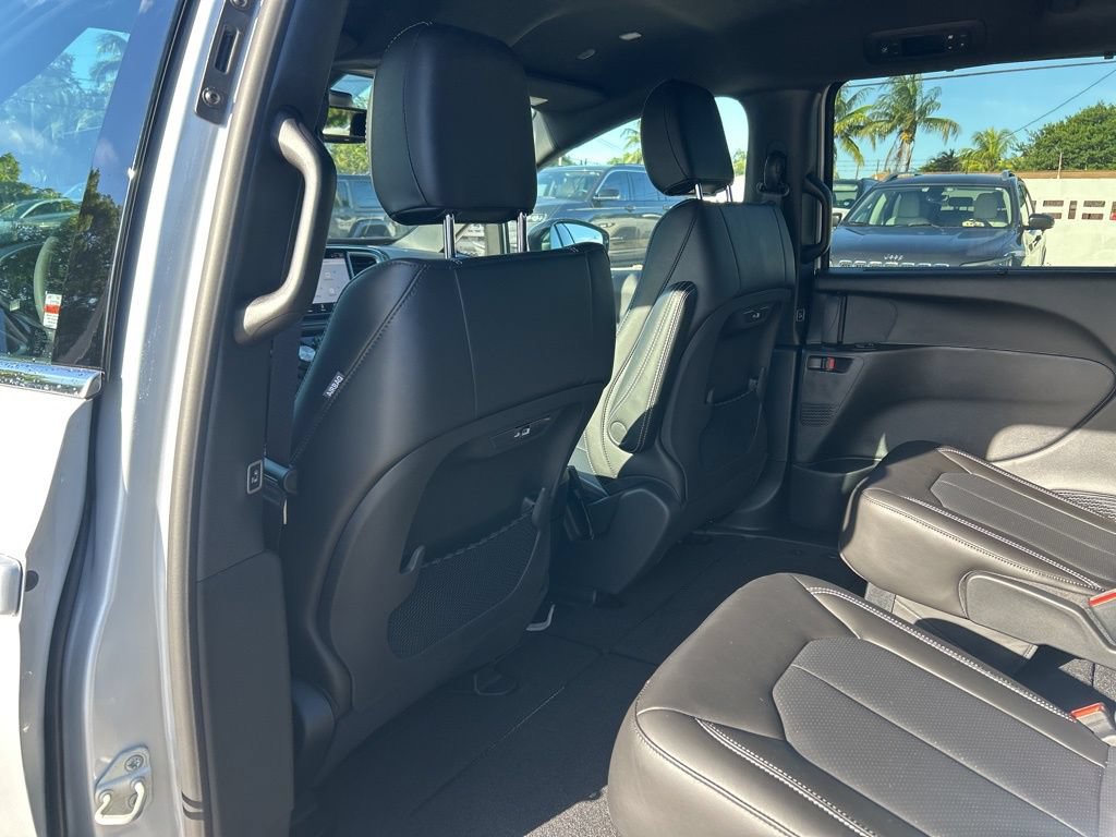 New 2026 Chrysler Pacifica Select FWD image 33